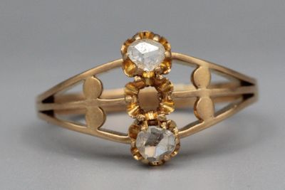 une image représentant une bague en or sertie de trois diamants