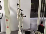 une photo d'un ensemble d'appareils de musculation installés dans une pièce