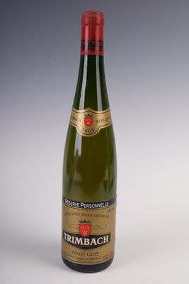 une bouteille de vin posée sur une table