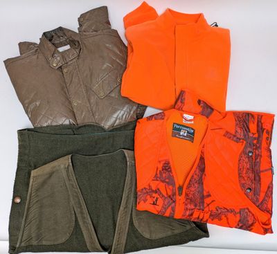 trois ensembles de vêtements pour homme, comprenant une chemise orange, un pantalon vert et une veste marron