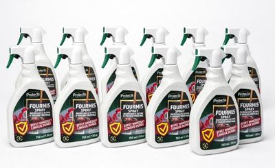 six flacons de produits d'entretien sont alignés sur une surface blanche