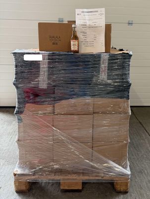 une palette sur laquelle sont empilés de nombreux cartons