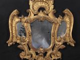 une image représentant un miroir doré sur lequel est posé un oiseau