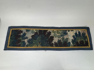 une photo d'un chemin de table orné d'une bordure bleue et jaune