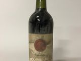 une bouteille de vin posée sur une table