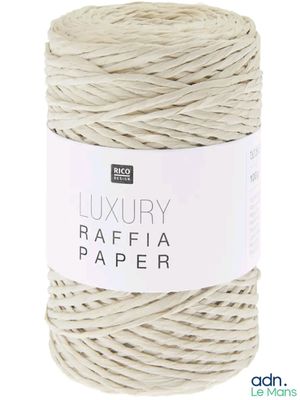 un rouleau de corde blanche sur fond blanc
