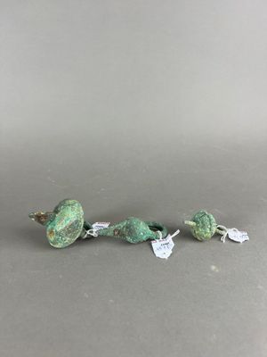 un gros plan sur un groupe de perles vertes posées sur une surface grise