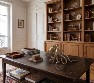 une table basse sur laquelle sont posés des livres, dans un salon