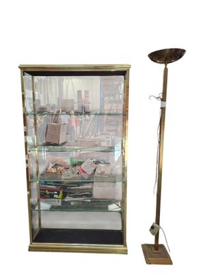une vitrine avec une lampe à côté