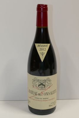 une bouteille de vin posée sur une table