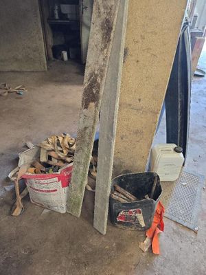 une photo d'un tas de bois dans un garage