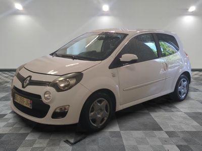la photo d'une petite voiture blanche garée dans un garage