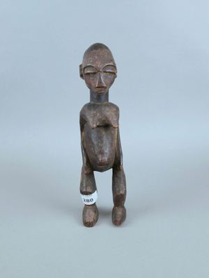 une image représentant une statue en bois d'un homme avec un bandage à la jambe