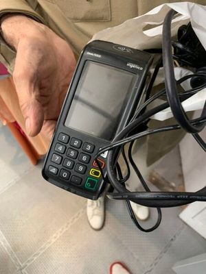 une personne tenant un téléphone portable muni d'un fil