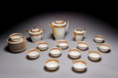 beaucoup de tasses et de soucoupes sur la table