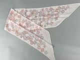 deux bandas blanches ornées de motifs roses et bleus