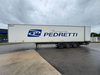 un camion semi-remorque garé dans un parking