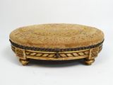 un petit pouf en bois et en tissu sur fond blanc