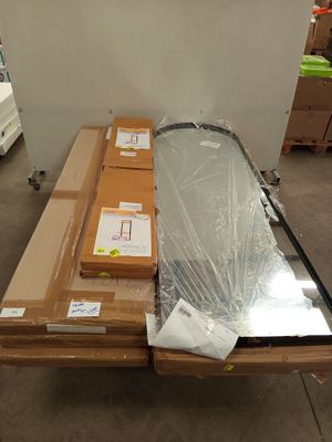 une table sur laquelle sont posées de nombreuses boîtes