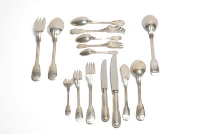 beaucoup d'argenterie sur une table blanche