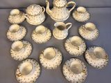 un ensemble de tasses et soucoupes en porcelaine posées sur une table