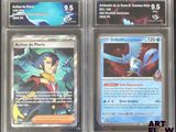 Trois cartes Pokémon différentes se trouvent dans un étui en plastique posé sur une table.