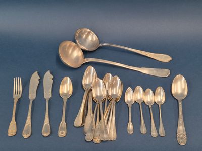 beaucoup de cuillères et de fourchettes en argent sur la table