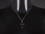 un collier avec une croix en argent sur un mannequin, un mannequin, un mannequin, un mannequin, un mannequin, un mannequin, un mannequin, un mannequin, un manne