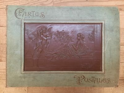 une vieille photo d'une plaque sur laquelle figurent les portraits d'une femme et d'un homme