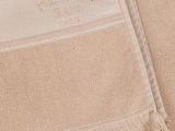 La serviette est de couleur beige et comporte une bande blanche.