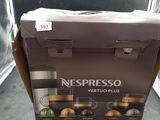 un carton de machines à café Nespresso Vertuo Plus