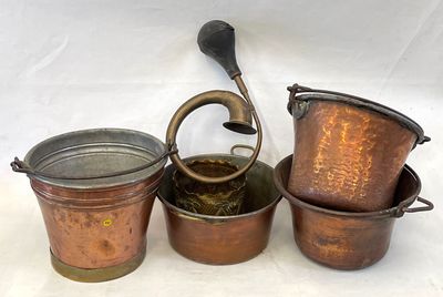 trois casseroles et une cuillère posées les unes à côté des autres sur une table