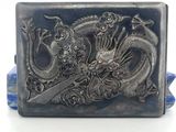 une boucle de ceinture en argent ornée d'un dragon et de fleurs