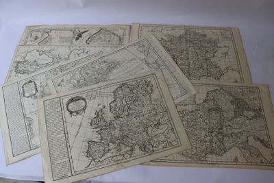 plusieurs vieilles cartes de l'Europe sur une feuille de papier posée sur une table