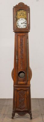 Horloge comtois, la caisse en bois mouluré droite à renfleme…