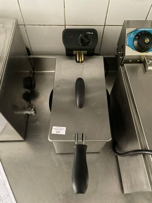 deux friteuses posées sur un plan de travail dans une cuisine