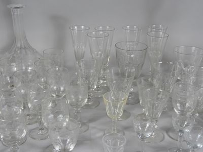 Ensemble dépareillé de verres en cristal et en verre dont 6 …
