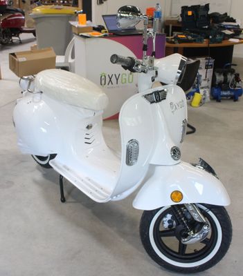 un scooter blanc garé dans un garage