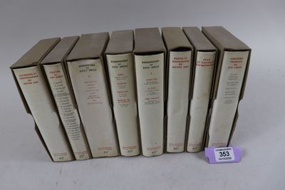 plusieurs livres sont empilés sur une table