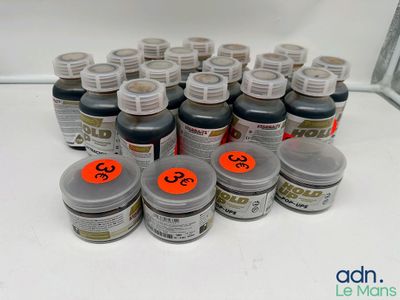 de nombreux pots de peinture posés sur une table