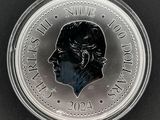 un gros plan d'une pièce d'argent à l'effigie d'un homme