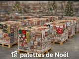 Plusieurs palettes de papier d'emballage de Noël sont empilées dans un entrepôt.