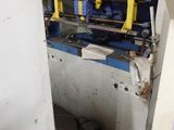 une machine qui se trouve à l'intérieur d'un bâtiment