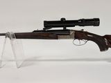 un fusil équipé d'une lunette de visée montée sur le côté