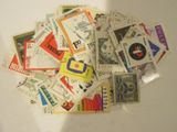 une pile de timbres posée sur une table