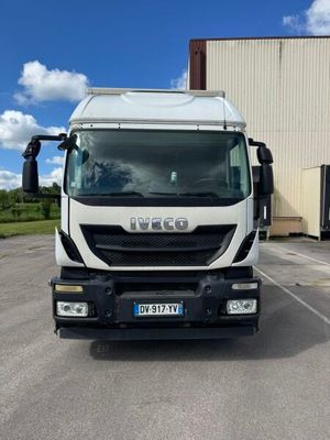 un camion blanc garé dans un parking