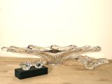 un bougeoir en verre posé sur une table en bois à pied noir