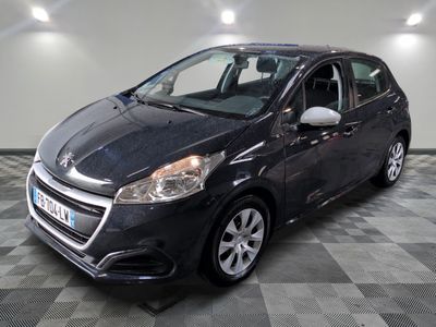 la photo d'une voiture noire garée dans un garage