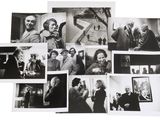 plusieurs photographies en noir et blanc représentant des hommes et des femmes dans une pièce
