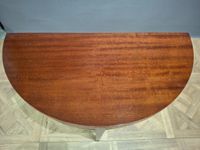 Table demi-lune en acajou et placage d'acajou, la ceinture s… (photo 2)